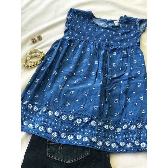 Woman’s Old Navy top - Picture 2 of 5